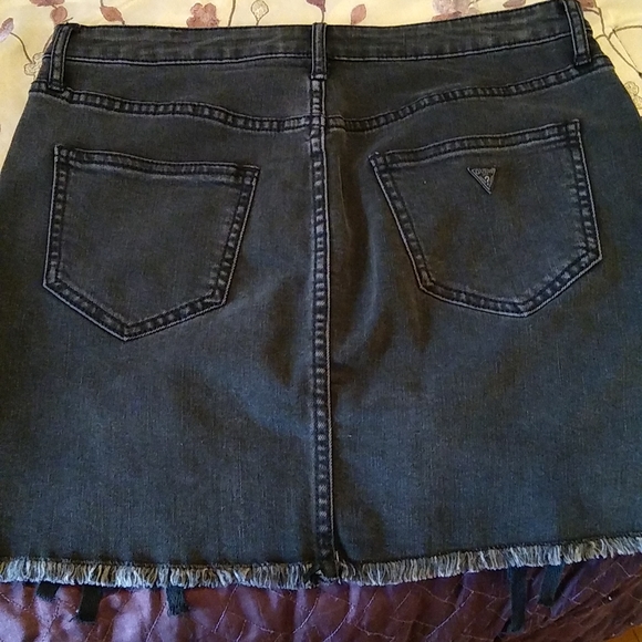 Guess mini jean skirt - Picture 2 of 4